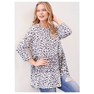 New Adorable Tiered Gray And White Leopard Print Tiered Women’s Top